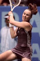 Hingis beats Tamarine into semis at Toray tennis